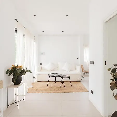 Dom wakacyjny Spacious With Private Pool & Garden For 4