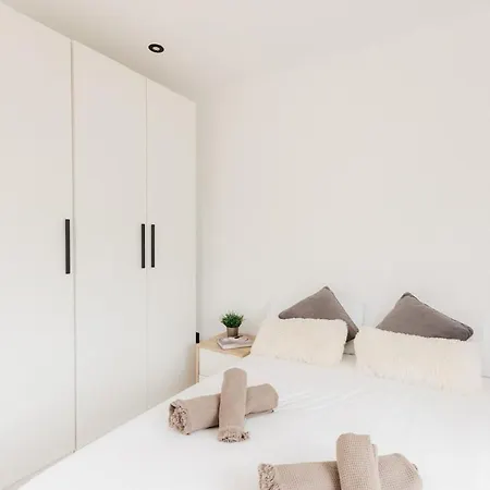 Spacious With Private Pool & Garden For 4 Dom wakacyjny