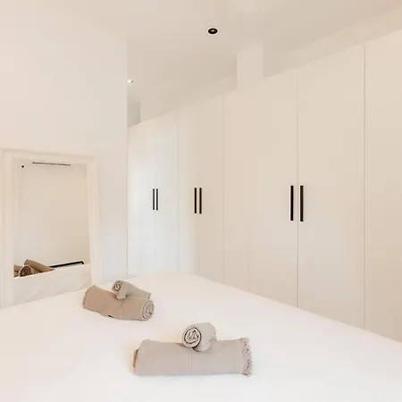 Spacious With Private Pool & Garden For 4 Dom wakacyjny *