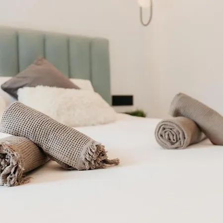Dom wakacyjny Spacious With Private Pool & Garden For 4