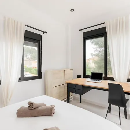 Spacious With Private Pool & Garden For 4 *
