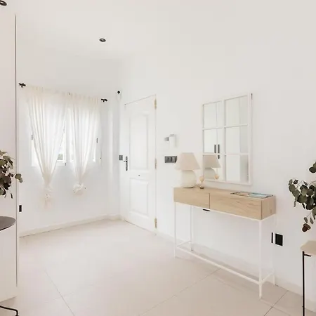 Spacious With Private Pool & Garden For 4 Dom wakacyjny *