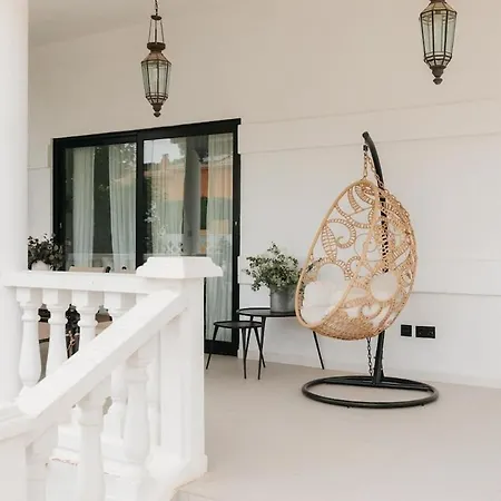 Spacious With Private Pool & Garden For 4 Dom wakacyjny *