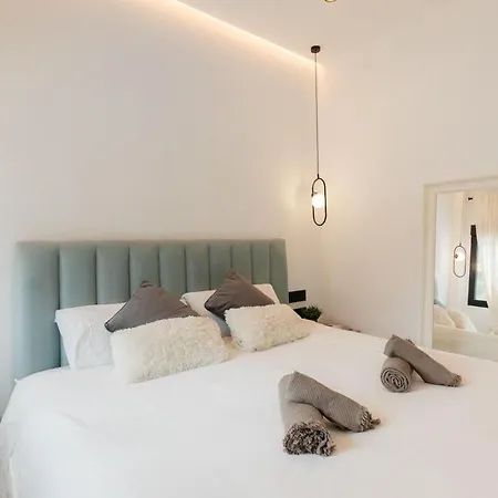 Dom wakacyjny Spacious With Private Pool & Garden For 4 *