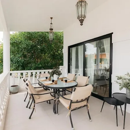 Spacious With Private Pool & Garden For 4 *