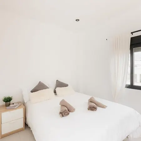 Spacious With Private Pool & Garden For 4 Dom wakacyjny
