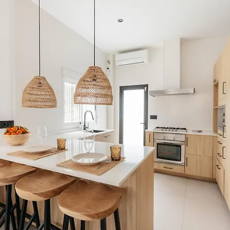 Spacious With Private Pool & Garden For 4 Dom wakacyjny *