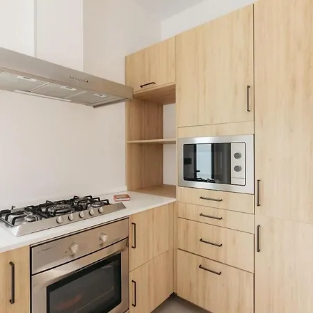Spacious With Private Pool & Garden For 4 *