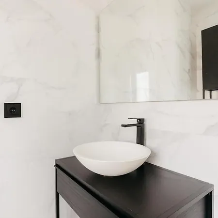 Spacious With Private Pool & Garden For 4