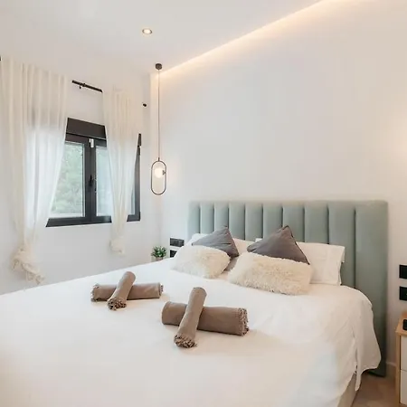 Spacious With Private Pool & Garden For 4 Dom wakacyjny *