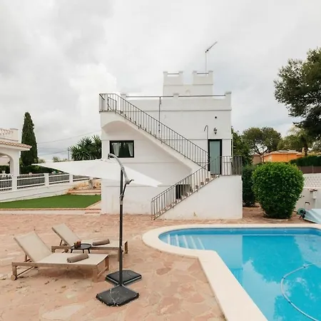 Spacious With Private Pool & Garden For 4 Dom wakacyjny