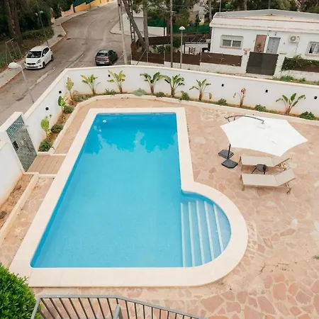 Dom wakacyjny Spacious With Private Pool & Garden For 4