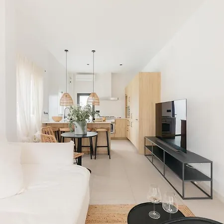Spacious With Private Pool & Garden For 4