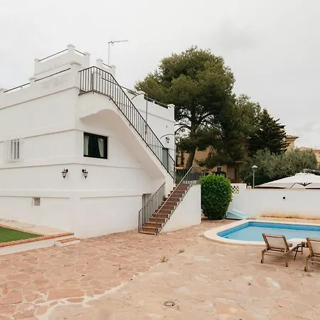 Spacious With Private Pool & Garden For 4 Dom wakacyjny