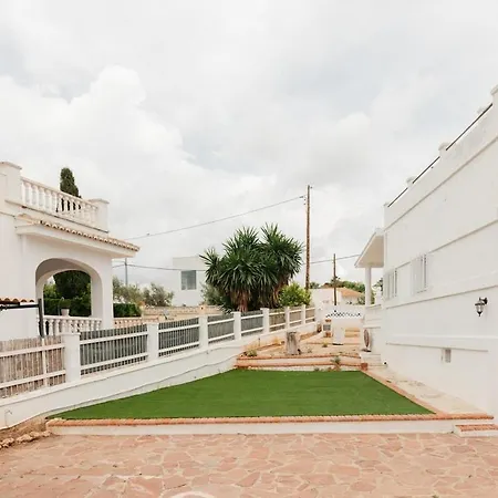 Spacious With Private Pool & Garden For 4 *