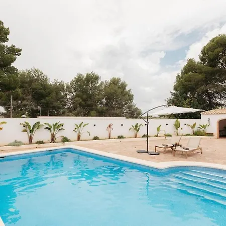 Spacious With Private Pool & Garden For 4