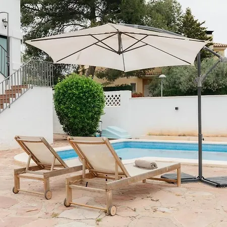 Dom wakacyjny Spacious With Private Pool & Garden For 4