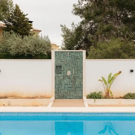 Dom wakacyjny Spacious With Private Pool & Garden For 4 *