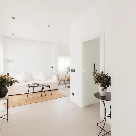 Spacious With Private Pool & Garden For 4